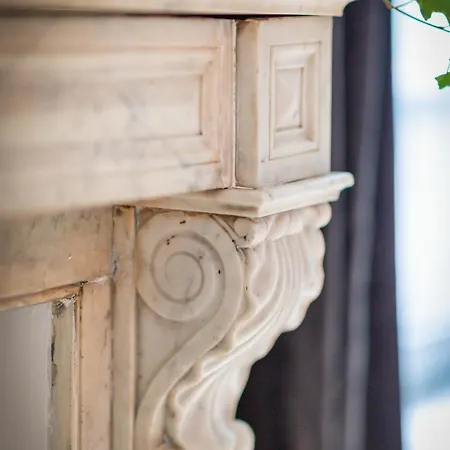 Le Jeanne D'arc, Vue Sur La Place Du Vieux Marche